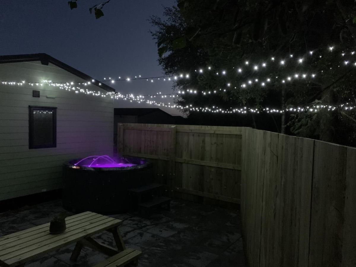 Lola Lodge - Luxury Hot Tub Retreat Newton on the Moor Exterior foto